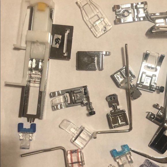 Huge set of universal sewing machine feet. - Picture 2 of 5